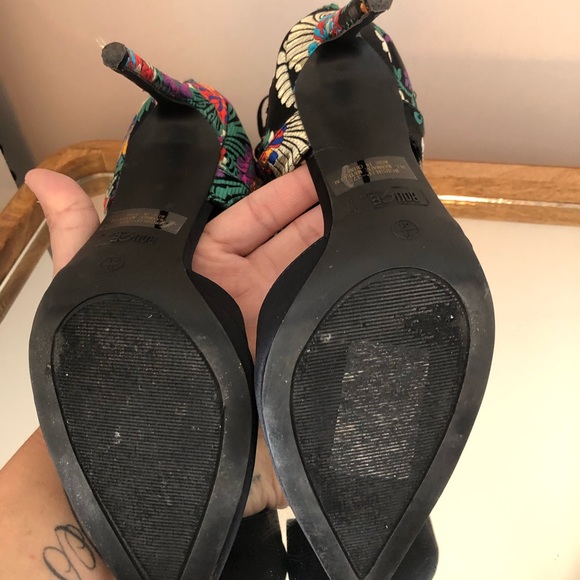 Heels - Picture 4 of 6